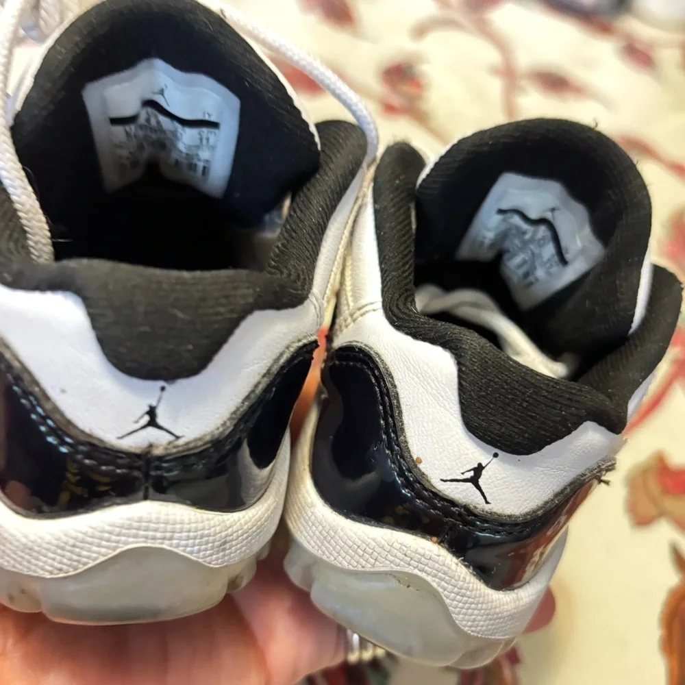Jordan’s toddler’s AiR Jordan sneakers